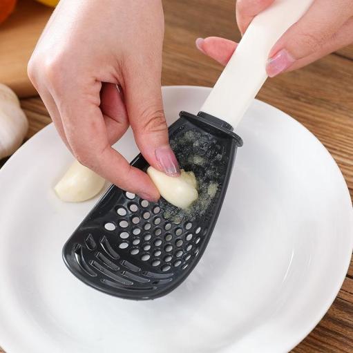 La Cuillère de Cuisine Multifonctionnelle avec Passoire