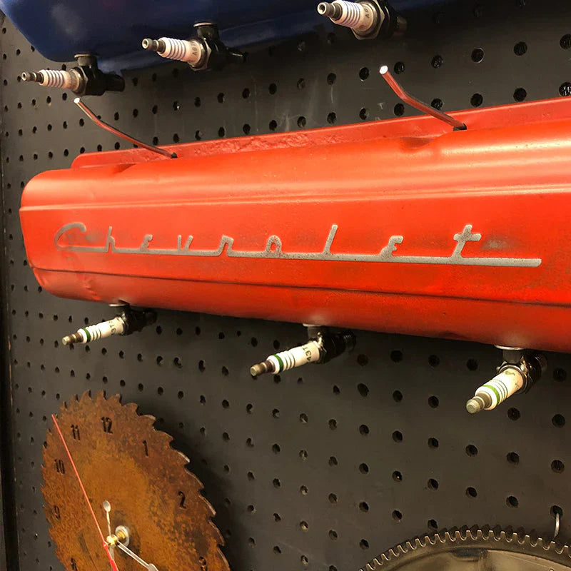 Crochet Mural Unique en Son Genre au Design de Bougies D' Allumage - Parfait pour les Fans de Voitures!