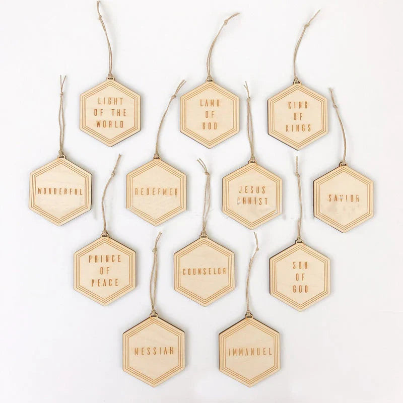 Panneau en Bois avec des Noms Bibliques - une Décoration de Noël qui Inspire la Réflexion!