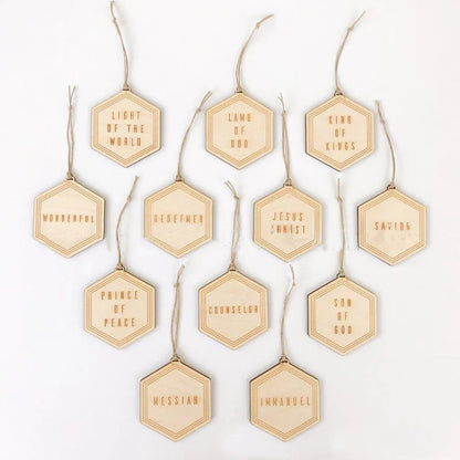 Panneau en Bois avec des Noms Bibliques - une Décoration de Noël qui Inspire la Réflexion!